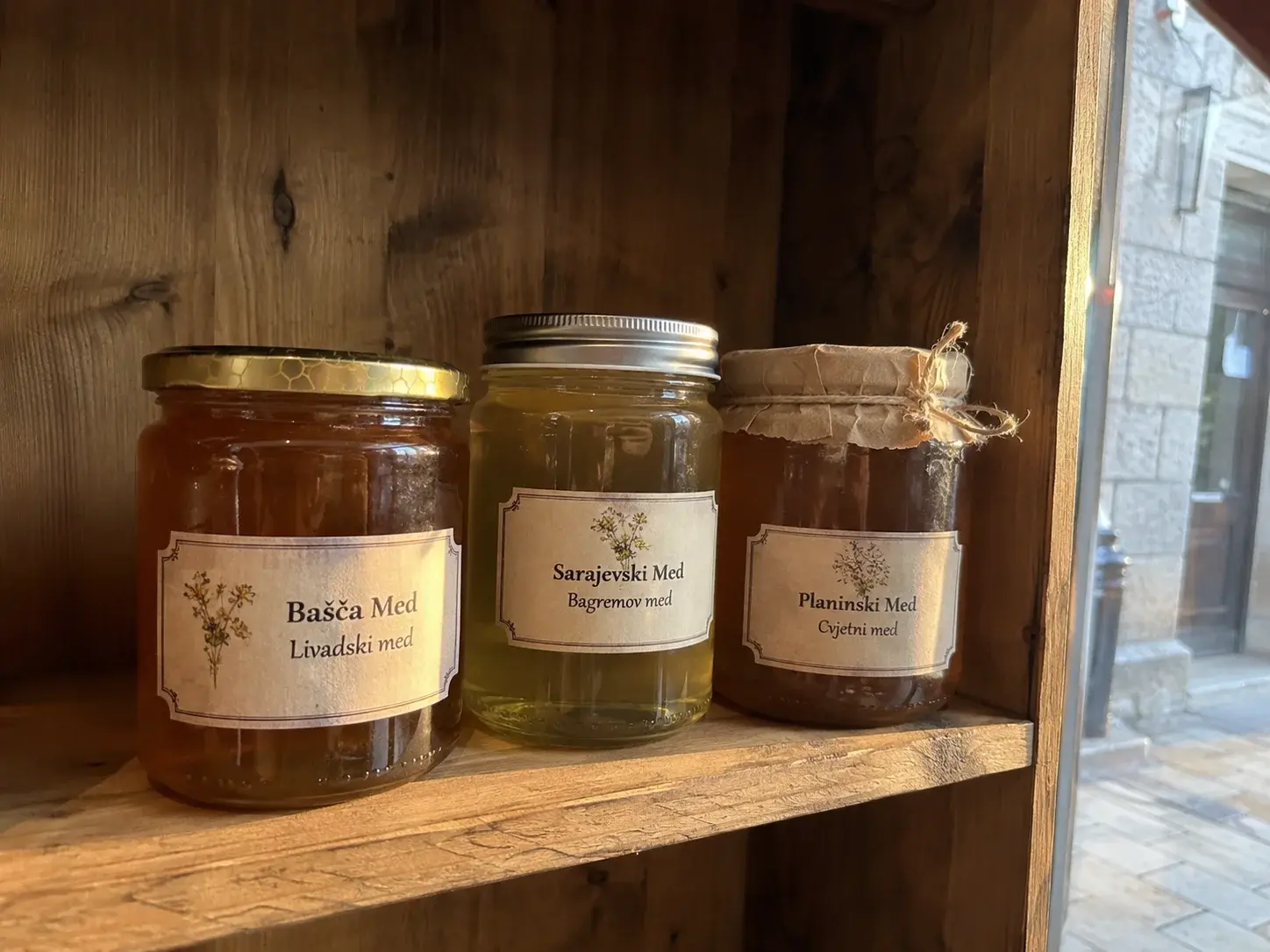 Etikete na teglama meda — domaća produkcija BiH