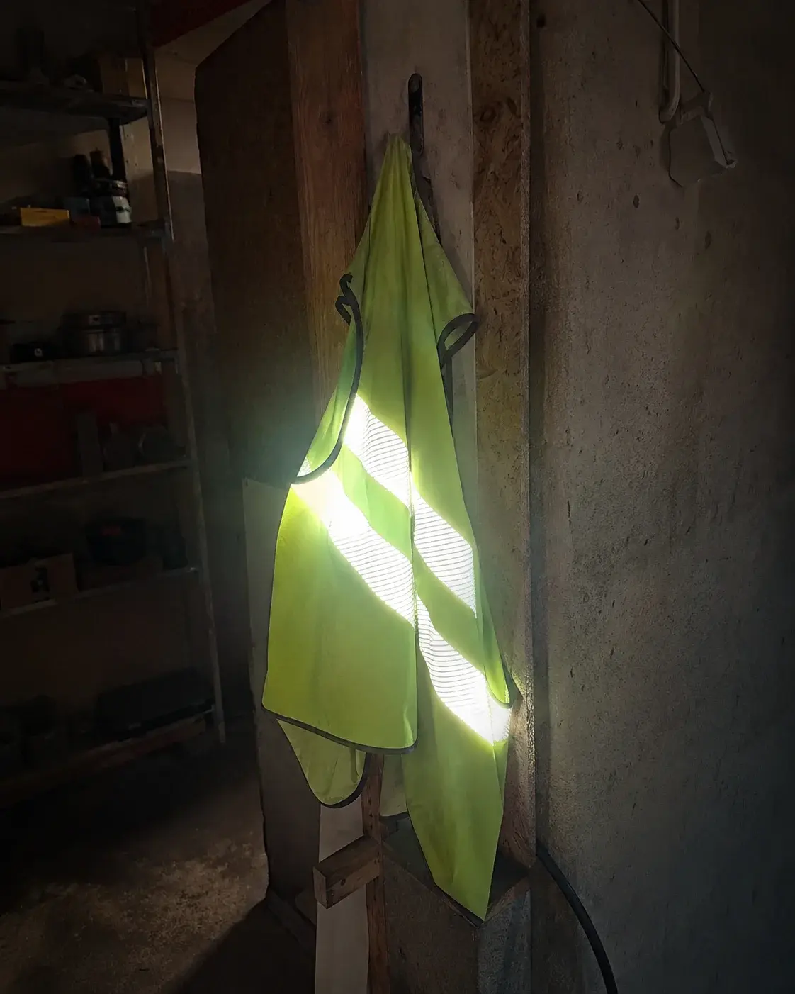 HiVis prsluk sa reflektor trakama u radionici