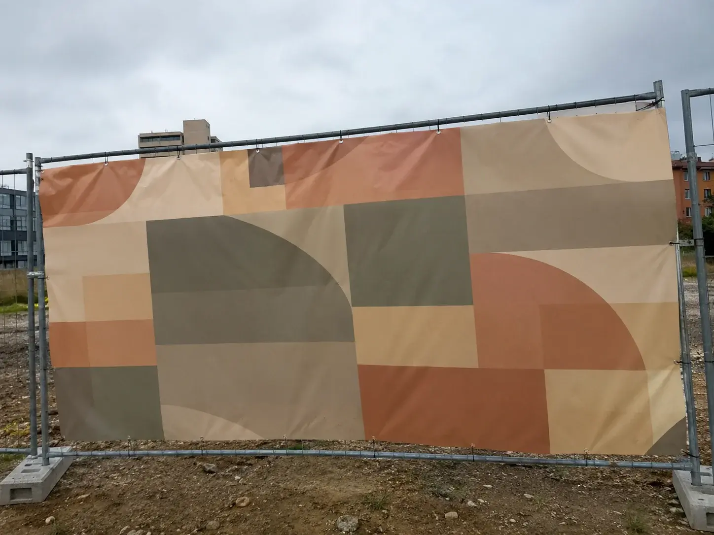 PVC banner zategnut na ogradi gradilišta