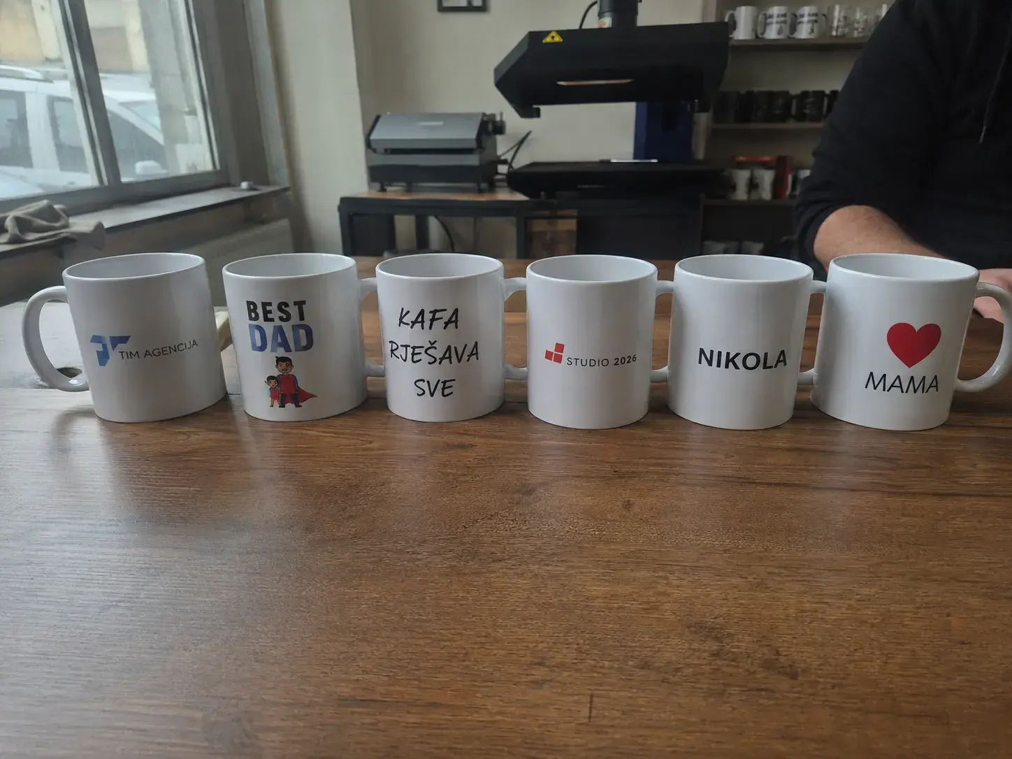 Set bijelih šolja sa različitim brendiranim i personalizovanim dizajnima