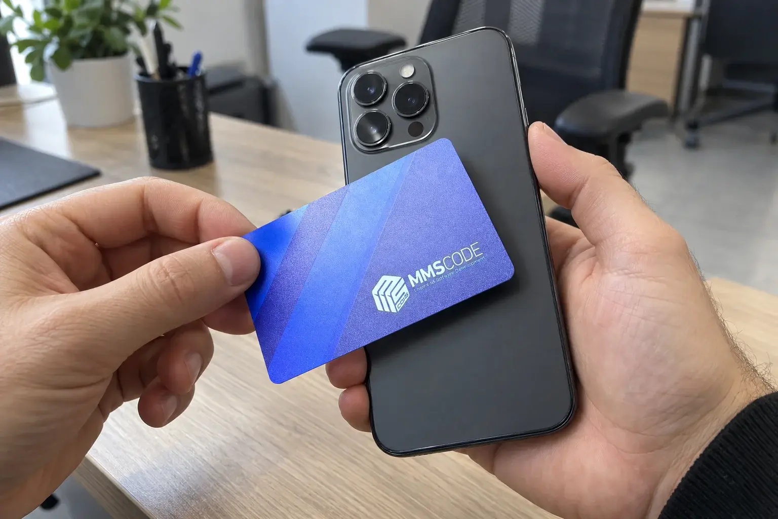 PVC vizit kartica prislonjena uz poleđinu telefona, dodir za NFC prenos kontakta