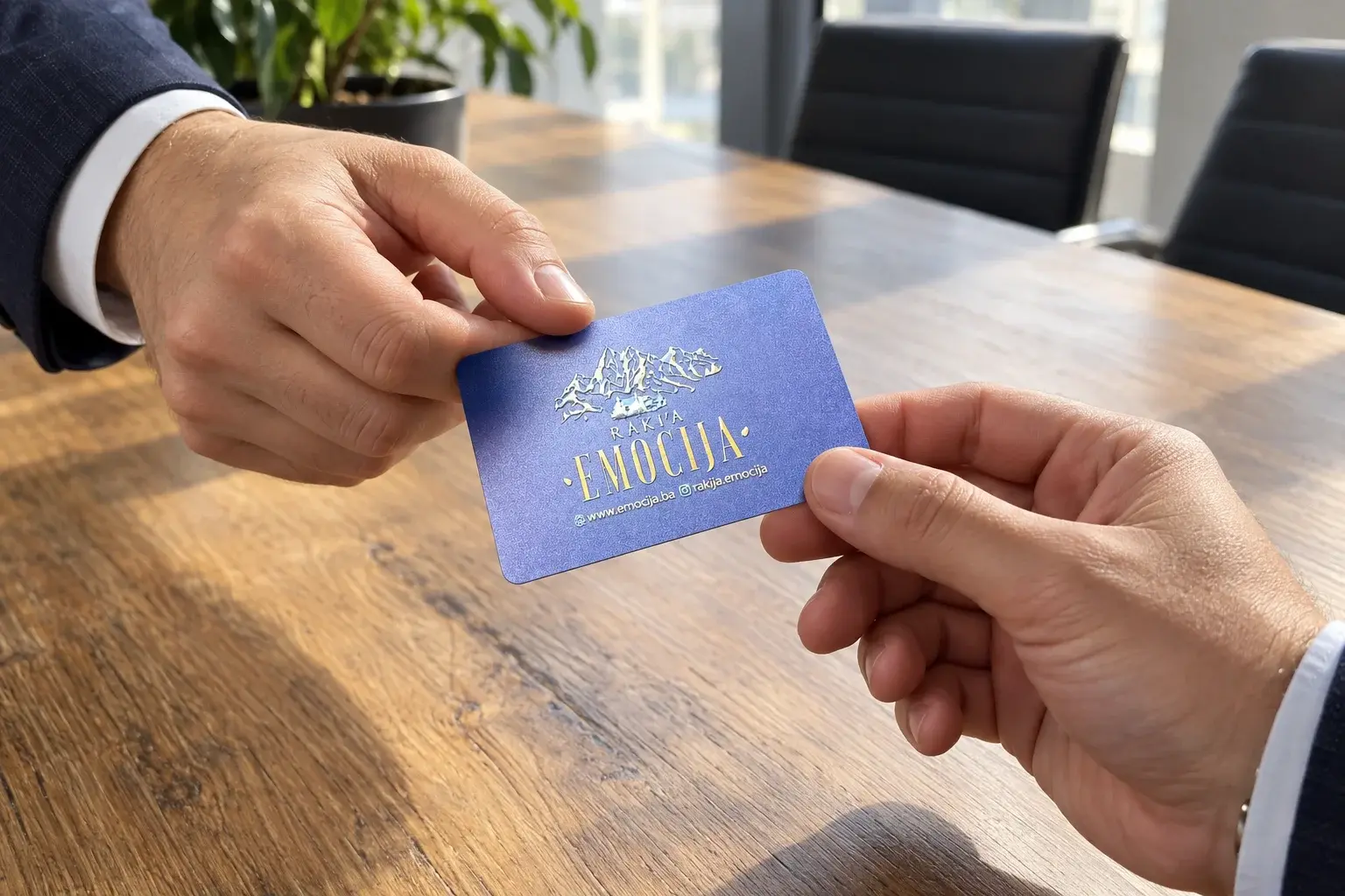 Predaja PVC vizit kartice iz ruke u ruku preko konferencijskog stola