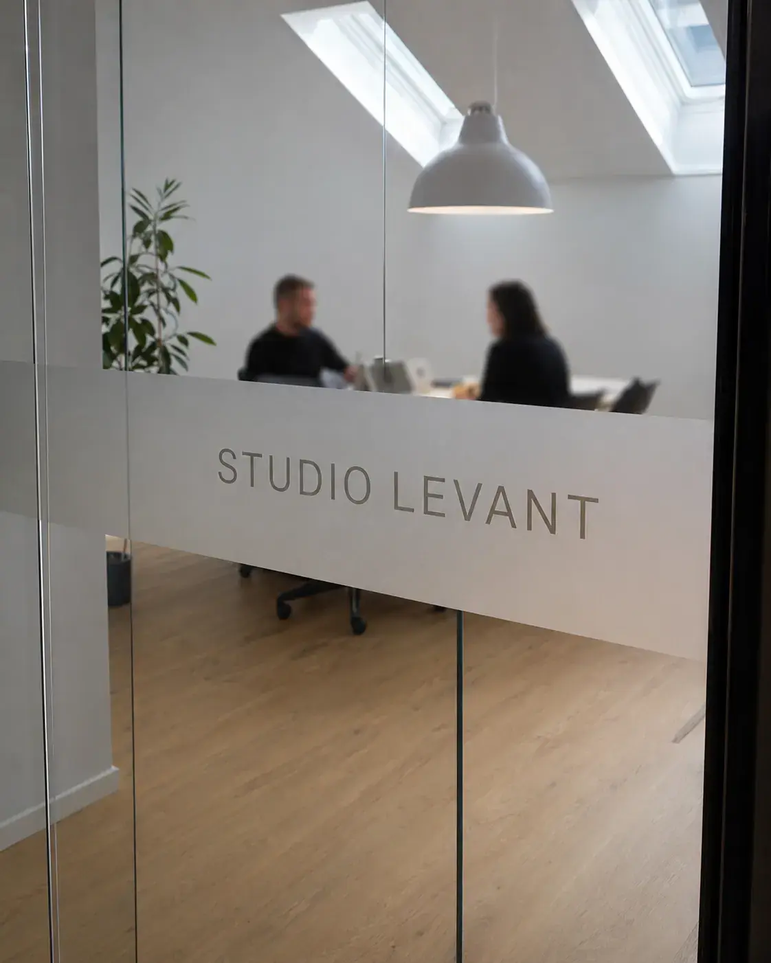 Sala za sastanke sa frosted privacy folijom na staklenim pregradama