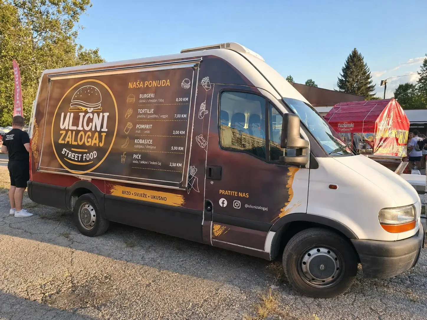 Food truck sa kompletnim vinyl wrap brendiranjem na sajmu hrane