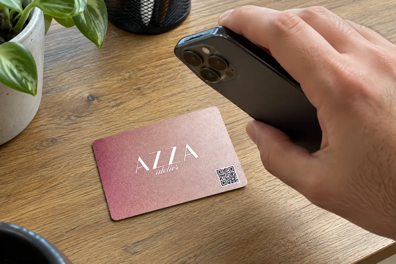 PVC vizit kartica sa QR kodom u uglu i telefon iznad nje, skeniranje kontakta