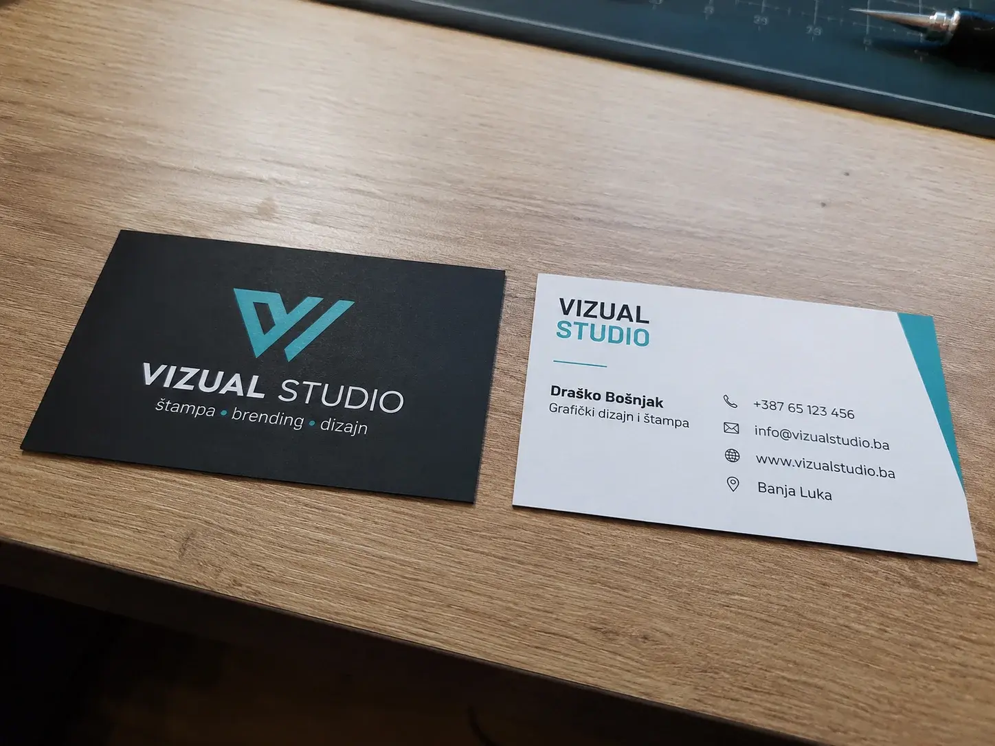 Lentikularna vizit karta vidi iz dva ugla
