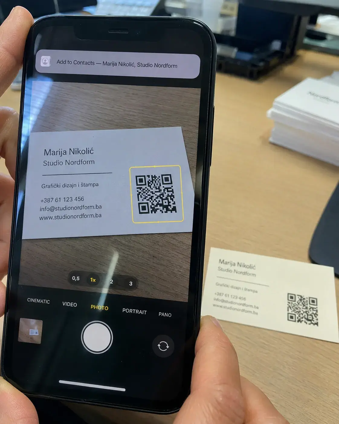 Skeniranje QR koda sa vizit karte koji otvara vCard dijalog