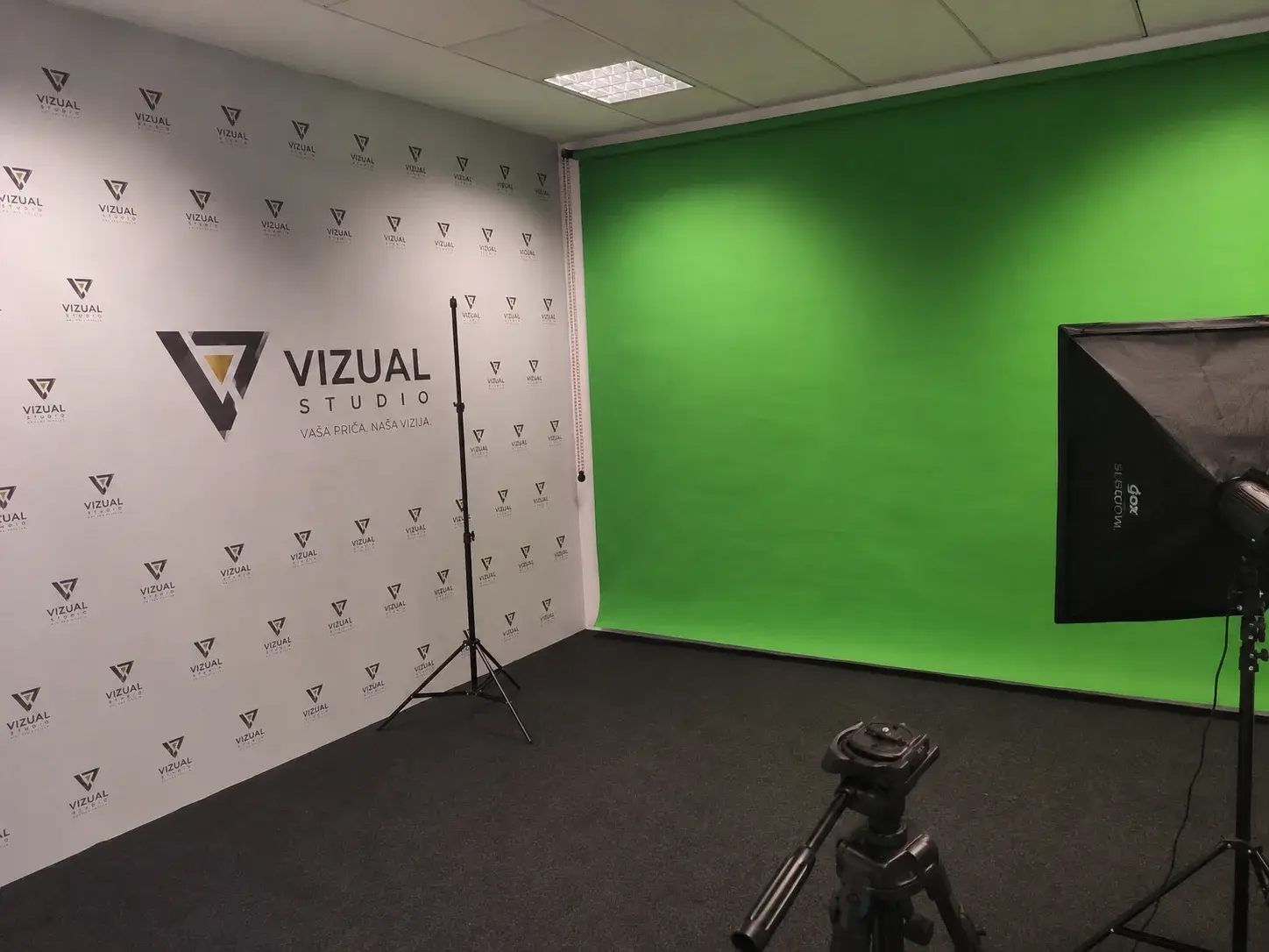Studio sa chromakey i brendiranom pozadinom za snimanje