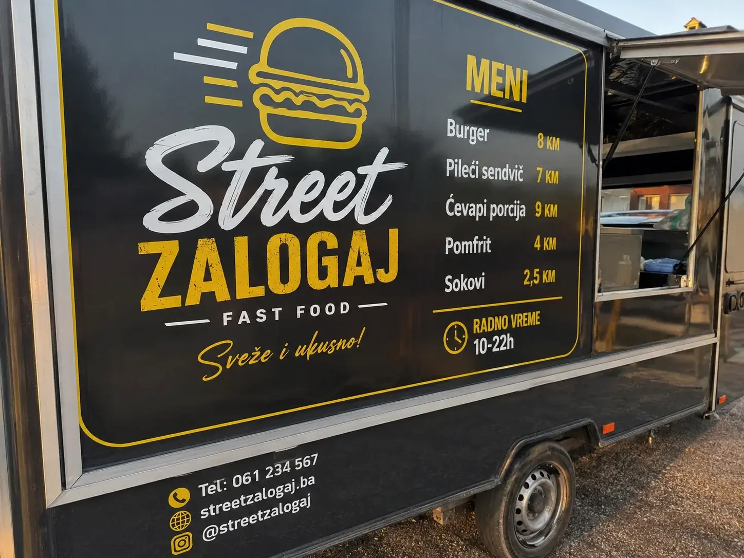 Detalj food truck-a sa meni grafikom i logo brendingom