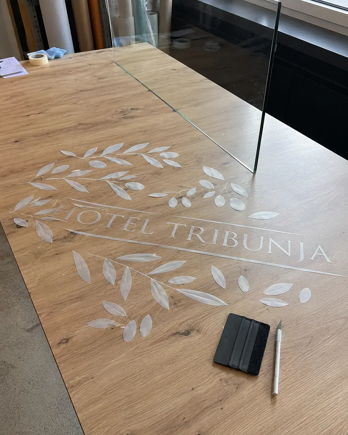 Pripremljeni custom oblici sandblast folije za aplikaciju na staklo