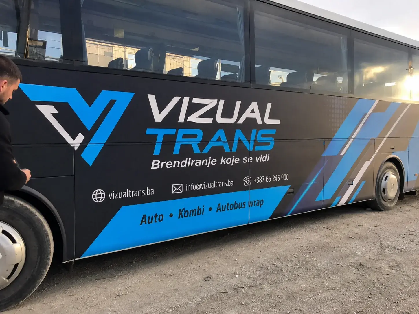 Detalj wrap brendinga na bočnoj strani autobusa