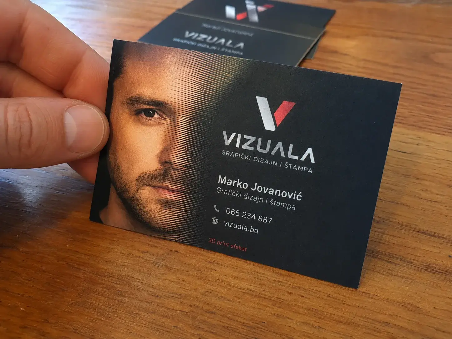 Lentikularna vizit karta sa 3D efektom dubine na drvenom stolu