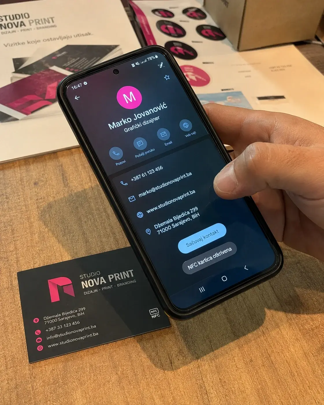 Telefon iznad NFC vizit kartice prima kontakt informacije