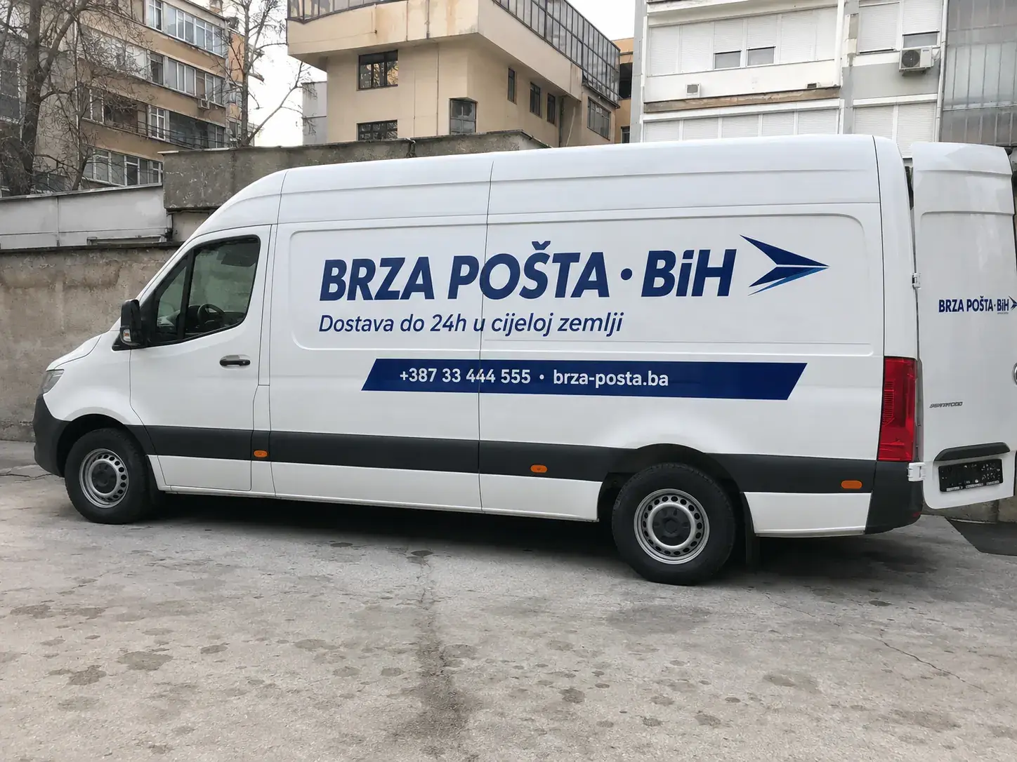 Brendirani Brza Pošta BiH dostavni kombi parkiran u Sarajevu