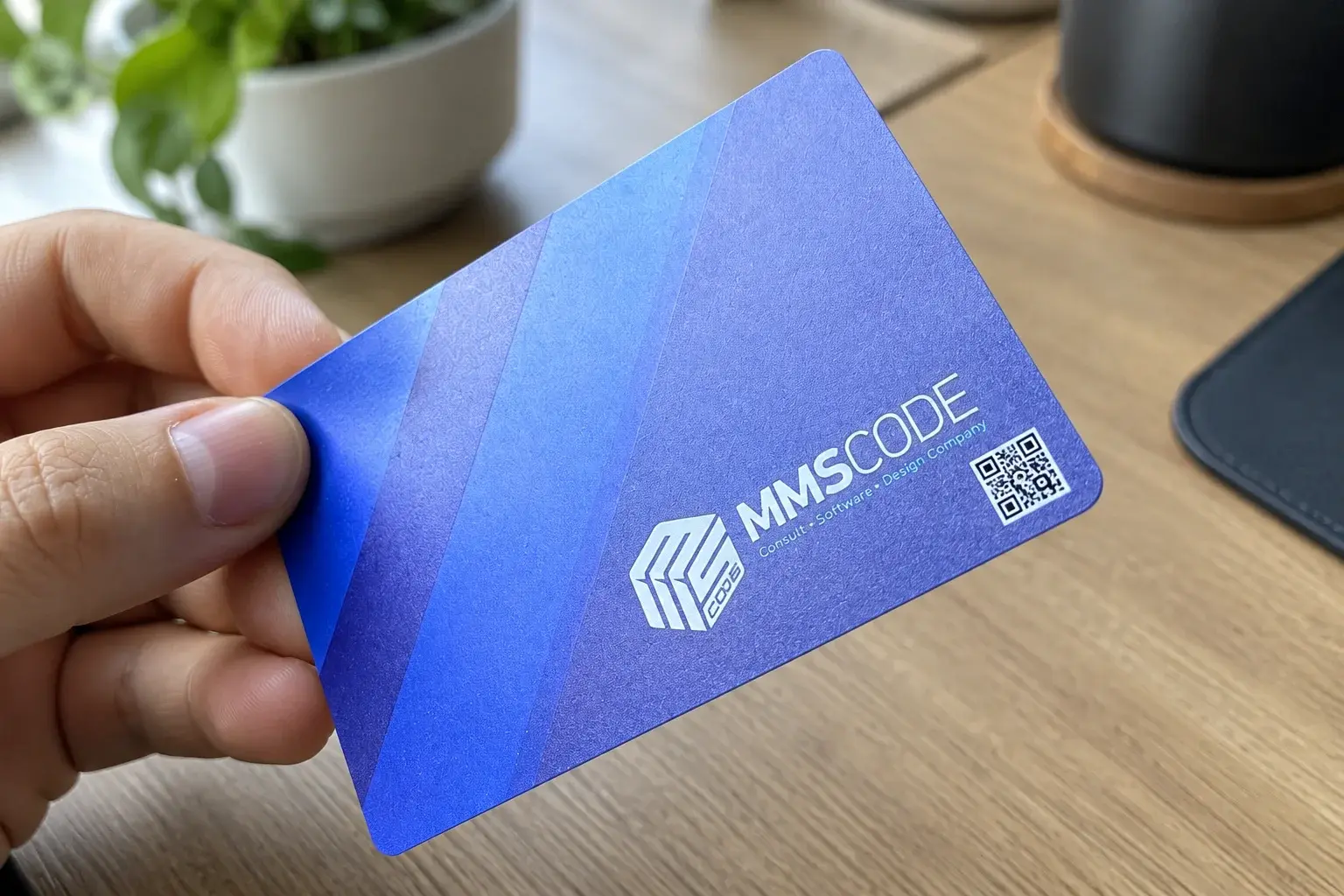 Krupni plan ugla PVC vizit kartice sa odštampanim QR kodom