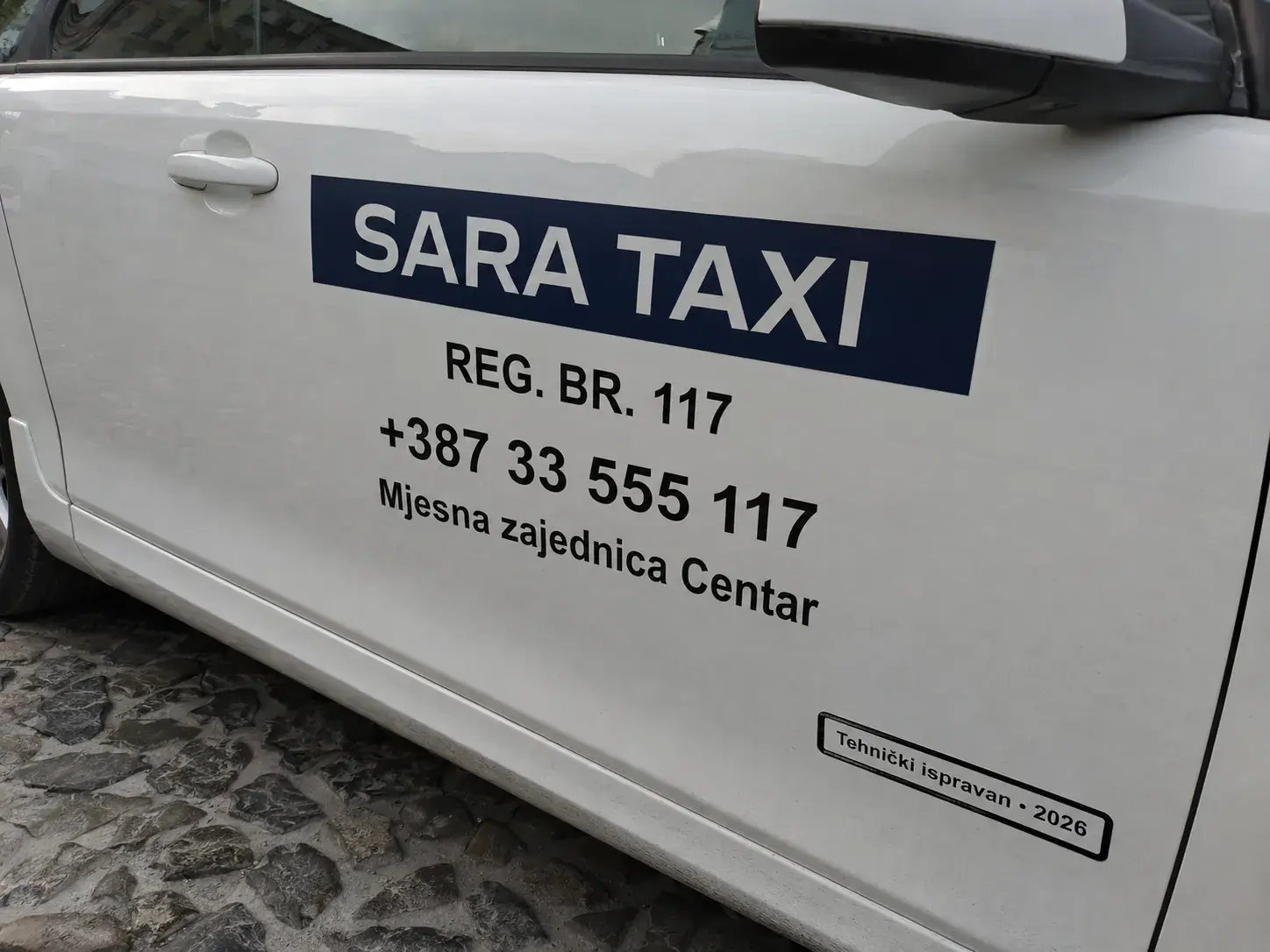 Bočne vrata taksija sa rasporedom oznaka po pravilniku